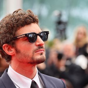 Niels Schneider lors de la descente des marches du film "L’inconnue" lors du 79ème Festival International du Film de Cannes, le 18 mai 2026.
© Jacovides-Moreau / Bestimage