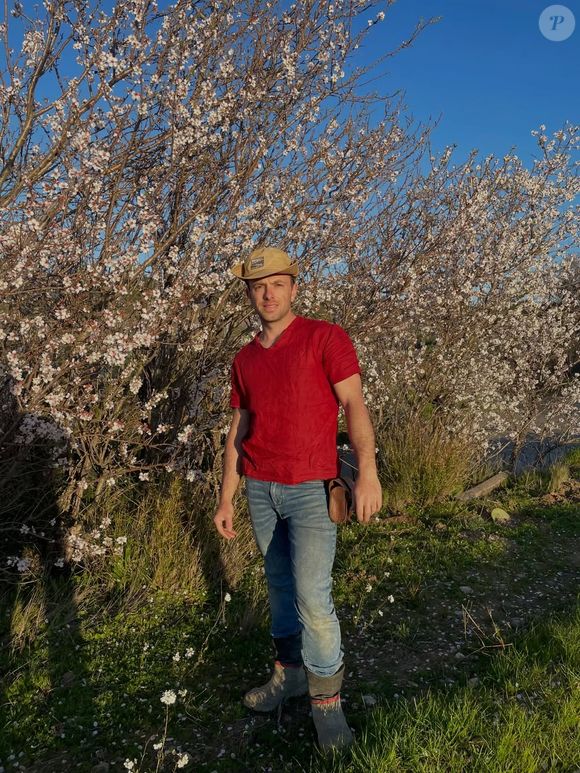Ses abonnés suivent avec enthousiasme cette nouvelle aventure, admirant sa capacité à rebondir et se concentrer sur ce qui lui tient à cœur.

Ludovic, candidat de l'Amour est dans le pré, se consacre pleinement à son nouveau projet. Capture d'écran Instagram
