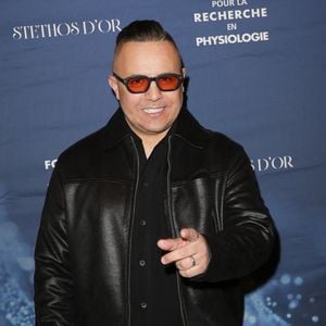 Le chanteur garde un souvenir très positif de cette relation, qu’il qualifie de “merveilleuse”.
Faudel - Soirée de gala pour la Fondation de la Recherche en Physiologie, "Les Stéthos d'Or" au Four Seasons Hôtel George V à Paris le 16 mars 2026. © Coadic Guirec/Bestimage