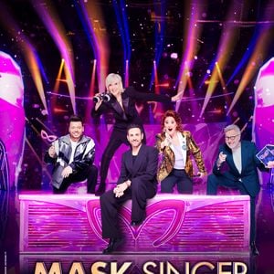 Kev Adams, Elodie Poux, Camille Combal, Chantal Ladesou et Laurent Ruquier dans "Mask Singer 2025". © Laurent VU / TF1