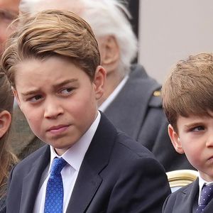 Il l'a notamment imité en train de se recoiffer. Moquerie ou volonté de faire comme lui ? On ne le saura jamais mais une chose est sûre

La princesse Charlotte de Galles, Le prince George de Galles, Le prince Louis de Galles lors des commémorations saluant l'action des vétérans britanniques lors de la Seconde guerre mondiale au palais de Buckingham le 5 mai 2025 © Julien Burton / Bestimage
