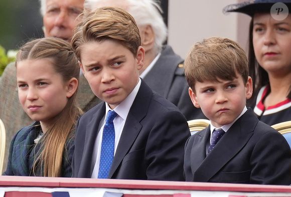 Il l'a notamment imité en train de se recoiffer. Moquerie ou volonté de faire comme lui ? On ne le saura jamais mais une chose est sûre

La princesse Charlotte de Galles, Le prince George de Galles, Le prince Louis de Galles lors des commémorations saluant l'action des vétérans britanniques lors de la Seconde guerre mondiale au palais de Buckingham le 5 mai 2025 © Julien Burton / Bestimage