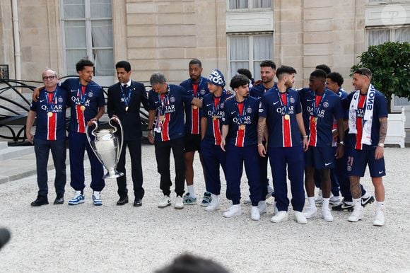 Alors forcément, après l'écrasante victoire du PSG face à l'Inter Milan lors de la Ligue des Champions, Marquinhos n'a pu retenir ses larmes.

Marquinhos (Marcos Aoas Corrêa), le pdg du PSG Nasser al-Khelaïfi, Luis Enrique (entraineur manager du PSG) , Presnel Kimpembe, Vitinha (Vitor Machado Ferreira), Lucas Hernandez - Réception de l'équipe du Paris Saint-Germain (PSG) à l'occasion de leur titre de vainqueur de la Ligue des Champions 2024-2025 au palais de l'Elysée à Paris, France, le 01 juin 2025. © Christophe Clovis / Bestimage