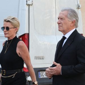 Sophie Davant et son compagnon William Leymergie - Arrivées aux obsèques de Philippe Labro en l'église de Saint-Germain-des-Prés à Paris le 13 juin 2025. © Dominique Jacovides - Christophe Clovis / Bestimage