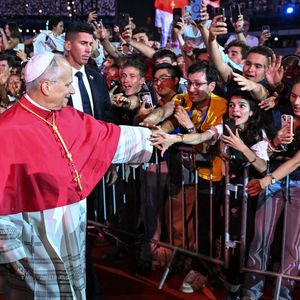 Le pape Léon XIV acclame la foule et prie avec elle au Stade de France à Saint-Denis, près de Paris, le 25 septembre 2026. Photo de Firas Abdullah/ABACAPRESS.COM