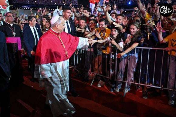 Le pape Léon XIV acclame la foule et prie avec elle au Stade de France à Saint-Denis, près de Paris, le 25 septembre 2026. Photo de Firas Abdullah/ABACAPRESS.COM