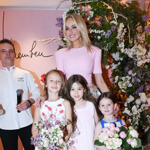 Le chef Etienne Leroy, Adriana Karembeu avec sa fille Nina et ses nièces - A l'occasion de la fête des Mères, Adriana Karembeu et Lenôtre s'associent pour créer l'entremets "Nina" au Pré Catelan à Paris le 29 avril 2025.
Cette création à quatre mains est le fruit d'une complicité artistique entre Adriana Karembeu, icône internationale de la mode, ambassadrice engagée, maman au grand cœur et Étienne Leroy Chef Patissier Lenôtre el Champion du Monde de la Pâtisserie.
Pensé comme une rose à offrir, l'entremets « Nina » est symbole de tendresse, de lien et de partage. Cette co-création soutient la Croix-Rouge française, 5% des bénéfices seront reversés à l'association, auprès de laquelle Adriana Karembeu est ambassadrice depuis plus de 25 ans. © Rachid Bellak/Bestimage