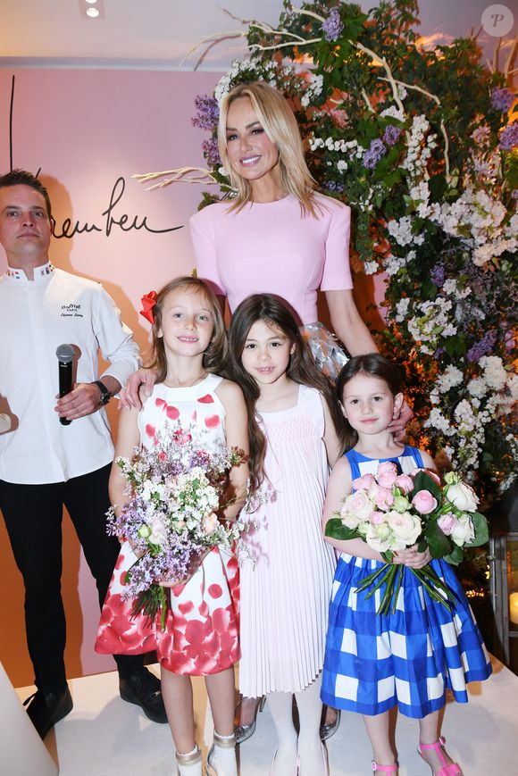 Le chef Etienne Leroy, Adriana Karembeu avec sa fille Nina et ses nièces - A l'occasion de la fête des Mères, Adriana Karembeu et Lenôtre s'associent pour créer l'entremets "Nina" au Pré Catelan à Paris le 29 avril 2025.
Cette création à quatre mains est le fruit d'une complicité artistique entre Adriana Karembeu, icône internationale de la mode, ambassadrice engagée, maman au grand cœur et Étienne Leroy Chef Patissier Lenôtre el Champion du Monde de la Pâtisserie.
Pensé comme une rose à offrir, l'entremets « Nina » est symbole de tendresse, de lien et de partage. Cette co-création soutient la Croix-Rouge française, 5% des bénéfices seront reversés à l'association, auprès de laquelle Adriana Karembeu est ambassadrice depuis plus de 25 ans. © Rachid Bellak/Bestimage