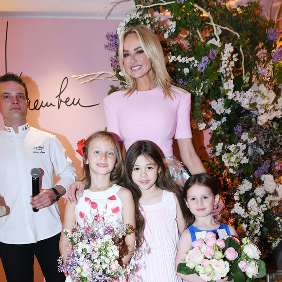 Le chef Etienne Leroy, Adriana Karembeu avec sa fille Nina et ses nièces - A l'occasion de la fête des Mères, Adriana Karembeu et Lenôtre s'associent pour créer l'entremets "Nina" au Pré Catelan à Paris le 29 avril 2025.
Cette création à quatre mains est le fruit d'une complicité artistique entre Adriana Karembeu, icône internationale de la mode, ambassadrice engagée, maman au grand cœur et Étienne Leroy Chef Patissier Lenôtre el Champion du Monde de la Pâtisserie.
Pensé comme une rose à offrir, l'entremets « Nina » est symbole de tendresse, de lien et de partage. Cette co-création soutient la Croix-Rouge française, 5% des bénéfices seront reversés à l'association, auprès de laquelle Adriana Karembeu est ambassadrice depuis plus de 25 ans. © Rachid Bellak/Bestimage