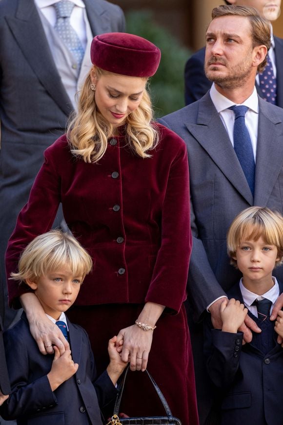 La famille princière monégasque dans la cour d'honneur du palais lors de la la fête nationale à Monaco, le 19 novembre 2023.  
© Olivier Huitel / Pool Monaco / Bestimage