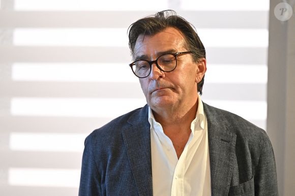 Christian Estrosi, le maire de Nice, et Yannick Alleno, le chef de cuisine étoilé endeuillé par la mort de son fils Antoine, tué par un chauffaurd, ont signé, à la mairie de Nice, le 13 septembre 2024, une convention de partenariat avec l'association Antoine Alleno pour accompagner les familles des victimes des violences routières. © Bruno Bebert/bestimage