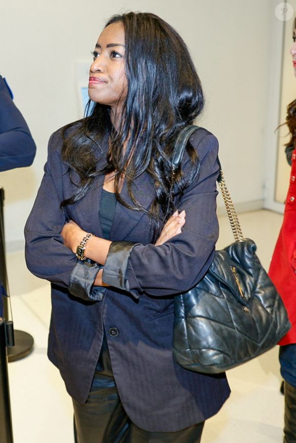 Exclusif - L'es- compagne de Vincent Cerutti, Hapsatou Sy - Procès de l'ex-animateur, V.Cerutti, pour atteinte sexuelle, pour avoir mordu, à deux reprises, les fesses de sa collaboratrice chez Chérie FM en 2015, Caroline Barel, au tribunal correctionnel de Paris, France, le 9 décembre 2025. © Julien Sarkissian/Bestimage
