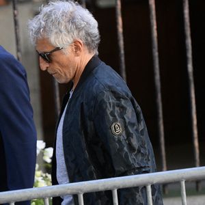 Nagui - Arrivées aux obsèques de Nadia Farès en l'église Saint-Jean-de-Montmartre à Paris, le 24 avril 2026. N.Farès est décédée le 17 avril 2026 quelques jours après un "incident cardiaque" survenu le 12 avril 2026 dans la piscine du complexe sportif, Blanche (9ème).
© Clément Prioli / Bestimage