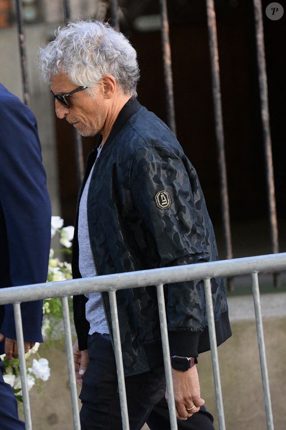 Nagui - Arrivées aux obsèques de Nadia Farès en l'église Saint-Jean-de-Montmartre à Paris, le 24 avril 2026. N.Farès est décédée le 17 avril 2026 quelques jours après un "incident cardiaque" survenu le 12 avril 2026 dans la piscine du complexe sportif, Blanche (9ème).
© Clément Prioli / Bestimage