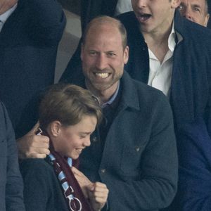 Le prince William, prince de Galles, et son fils, le prince George de Galles, assistent au match aller du quart de finale de Ligue des champions entre le PSG et Aston Villa (3-1) au Parc des Princes à Paris le 9 avril 2025. © Cyril Moreau/Bestimage