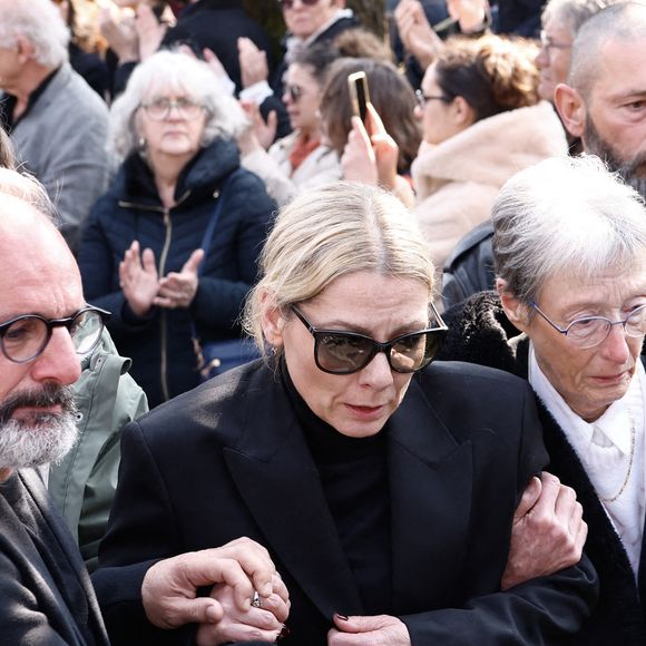 Bruno Salomone nous a quittés après une longue maladie.

David Salles, Audrey Salomone et la mère de Bruno Salomone - Sorties des obsèques de Bruno Salomone en l'église Sainte-Anne de Polangis de Joinville-le-Pont (Val-de-Marne)

© Cyril Moreau - Dominique Jacovides / Bestimage