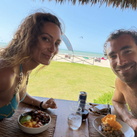 Martin Kretz profite pleinement de son voyage en famille au Brésil avec sa compagne Clémentine, entre kitesurf, buggy et farniente au soleil