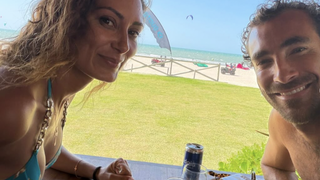 Martin Kretz profite pleinement de son voyage en famille au Brésil avec sa compagne Clémentine, entre kitesurf, buggy et farniente au soleil