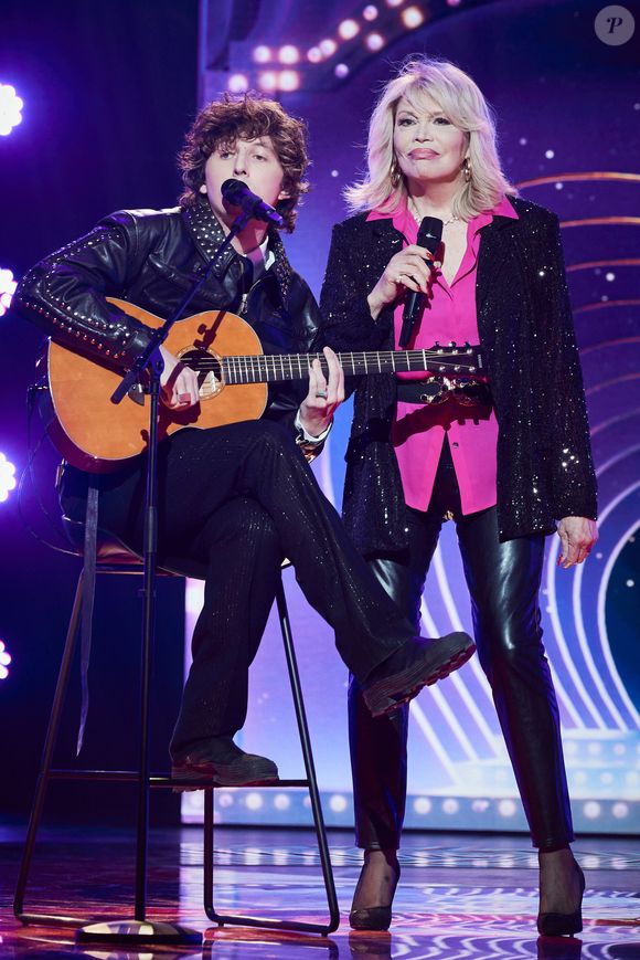 Exclusif - Amanda lear et Sacha Rudy lors de l’enregistrement de l’émission “Les stars s’unissent pour le Sidaction” au théâtre Marigny à Paris, France, le 11 mars 2025. L’émission sera diffusée en prime le 22 mars sur France 2. © Guirec-Moreau/ Bestimage