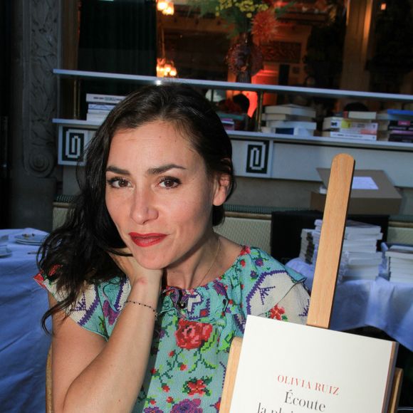 Olivia Ruiz et son livre *Écoute la pluie tomber* lors de la soirée de l'été littéraire et musical aux Deux Magots à Paris, le 27 juin 2022.

© Philippe Baldini / Bestimage