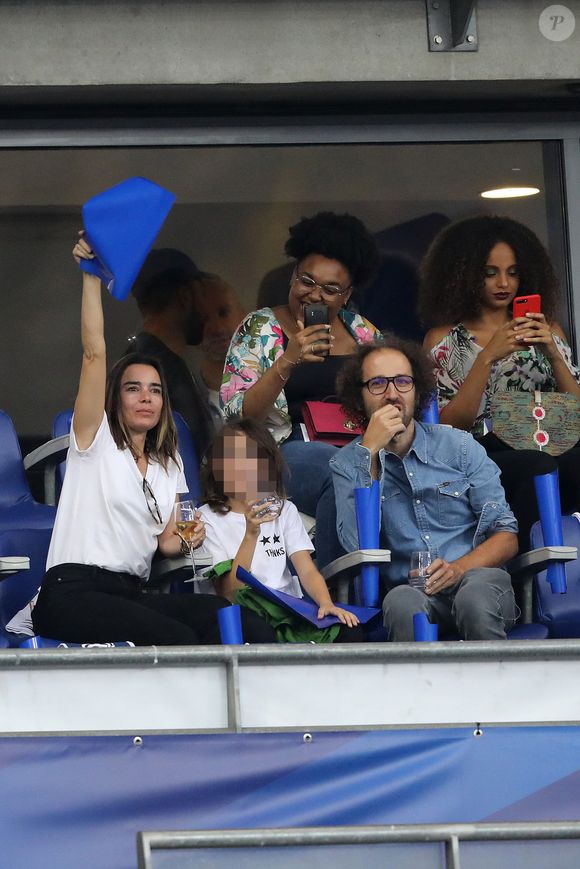 Élodie Bouchez, son mari Thomas Bangalter (groupe Daft Punk), leur fils Roxan et Alicia Aylies (Miss France 2017) dans les tribunes lors de la Ligue des nations opposant la France aux Pays-Bas, au Stade de France, à Saint-Denis, Seine Saint-Denis, France, le 9 septembre 2018. La France a gagné 2-1. © Cyril Moreau/Bestimage