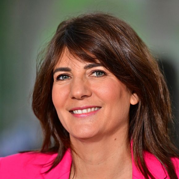 Estelle Denis s’est imaginée avoir d'autres enfants que les 2 qu'elle a eus avec Raymond Domenech

Estelle Denis présente son émission "Estelle Midi" (RMC) depuis le sommet pour l'action sur l'IA au Grand Palais à Paris.

© Christian Liewig / Bestimage