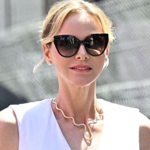Charlène de Monaco a une nouvelle fois attiré tous les regards avec une élégante robe blanche lors du Grand Prix de Monaco.

La princesse Charlène de Monaco - Formula 1 Louis Vuitton Grand Prix de Monaco 2026. © Bruno Bebert/Bestimage