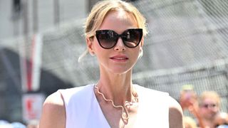 Face à l'élégance impeccable de Charlène, Jacques séduit avec son allure décontractée et un rôle inattendu pour le Grand Prix de Monaco