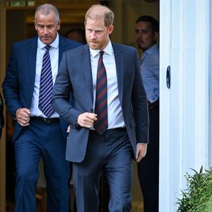 Le prince Harry, duc de Sussex, quitte Chatham House, dans le centre de Londres, Royaume Uni, le 7 juillet 2026,après avoir assisté à la quatorzième conférence de la Fondation des Invictus Games intitulée dans le cadre des célébrations marquant le compte à rebours d'un an avant les Invictus Games de Birmingham 2027. © Zak Hussein/Backgrid/Bestimage