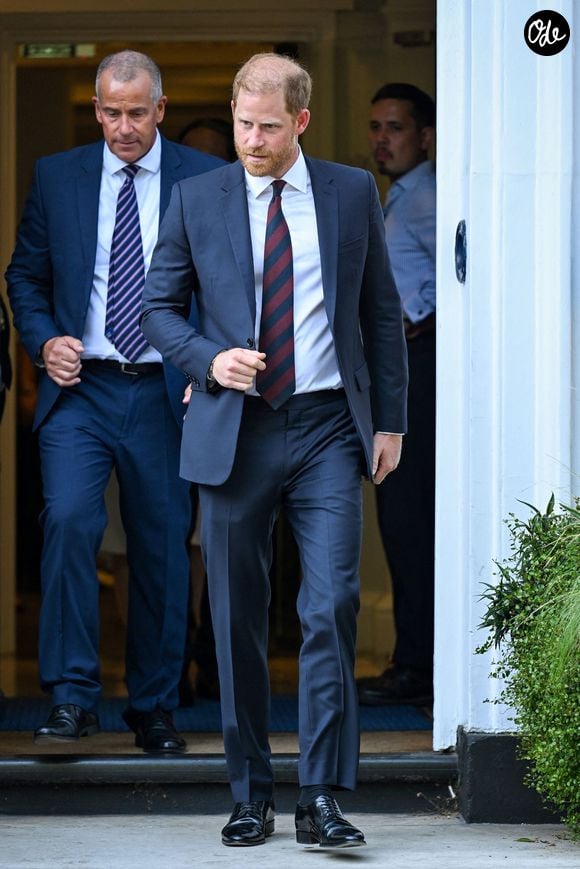 Le prince Harry, duc de Sussex, quitte Chatham House, dans le centre de Londres, Royaume Uni, le 7 juillet 2026,après avoir assisté à la quatorzième conférence de la Fondation des Invictus Games intitulée dans le cadre des célébrations marquant le compte à rebours d'un an avant les Invictus Games de Birmingham 2027. © Zak Hussein/Backgrid/Bestimage