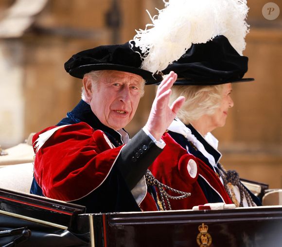 Le roi Charles III d'Angleterre et la reine Camilla (Camilla Parker Bowles, reine consort d'Angleterre) montent dans une calèche après la cérémonie de l'Ordre de la Jarretière à la chapelle St George, au château de Windsor, le 16 juin 2025 à Windsor, en Angleterre.

© Ian Vogler/MirrorPix/Bestimage