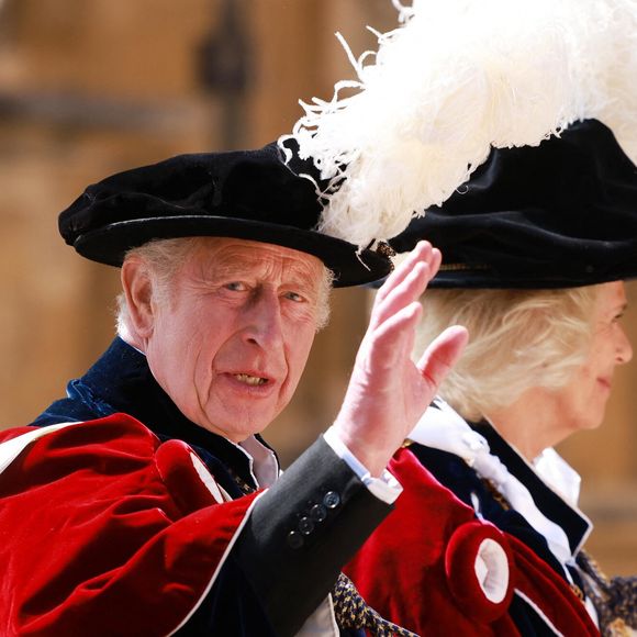 Le roi Charles III d'Angleterre et la reine Camilla (Camilla Parker Bowles, reine consort d'Angleterre) montent dans une calèche après la cérémonie de l'Ordre de la Jarretière à la chapelle St George, au château de Windsor, le 16 juin 2025 à Windsor, en Angleterre.

© Ian Vogler/MirrorPix/Bestimage