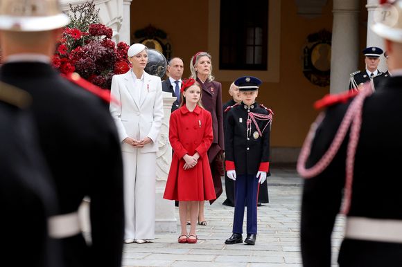 La princesse Charlene de Monaco, La princesse Gabriella de Monaco, comtesse de Carladès, le prince Jacques de Monaco, marquis des Baux, la princesse Caroline de Hanovre - La famille princière monégasque dans la cour d'honneur du palais lors de la la fête nationale à Monaco le 19 novembre 2025. © Dominique Jacovides - Bruno Bebert / Bestimage