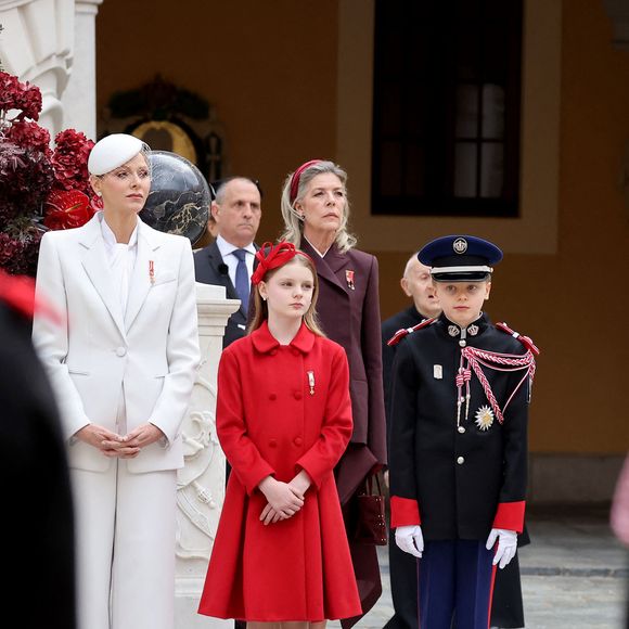 La princesse Charlene de Monaco, La princesse Gabriella de Monaco, comtesse de Carladès, le prince Jacques de Monaco, marquis des Baux, la princesse Caroline de Hanovre - La famille princière monégasque dans la cour d'honneur du palais lors de la la fête nationale à Monaco le 19 novembre 2025. © Dominique Jacovides - Bruno Bebert / Bestimage