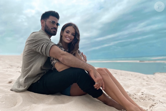 Avec sa compagne de longue date, il vient de se fiancer.

Jordan Mouillerac en couple avec la belle Jessika. Instagram