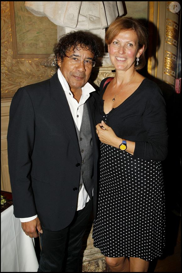 Avant elle, le chanteur français a partagé 20 ans de sa vie avec Mirella Lepetit, sa seconde épouse et mère de son fils Quentin.


Laurent Voulzy et Mirella -  6e Gala de l'IFRAD au profit de la maladie d'Alzheimer à l'Opéra comique le 21 septembre 2010. © BERTRAND RINDOFF PETROFF / BESTIMAGE