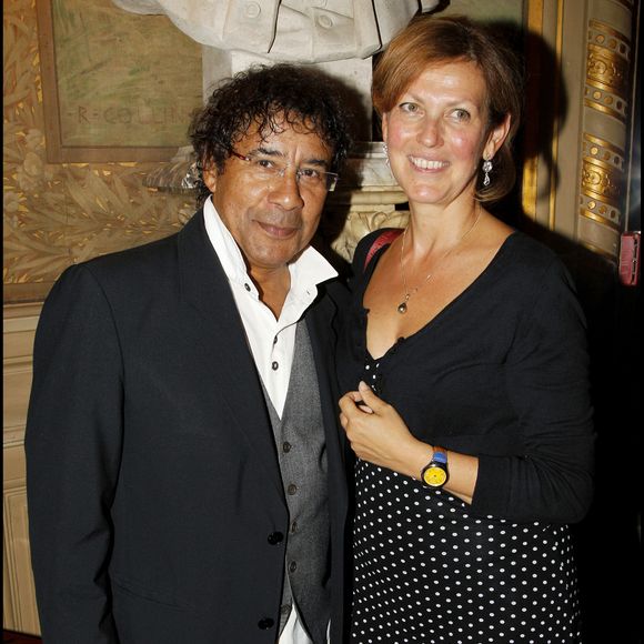 Avant elle, le chanteur français a partagé 20 ans de sa vie avec Mirella Lepetit, sa seconde épouse et mère de son fils Quentin.


Laurent Voulzy et Mirella -  6e Gala de l'IFRAD au profit de la maladie d'Alzheimer à l'Opéra comique le 21 septembre 2010. © BERTRAND RINDOFF PETROFF / BESTIMAGE