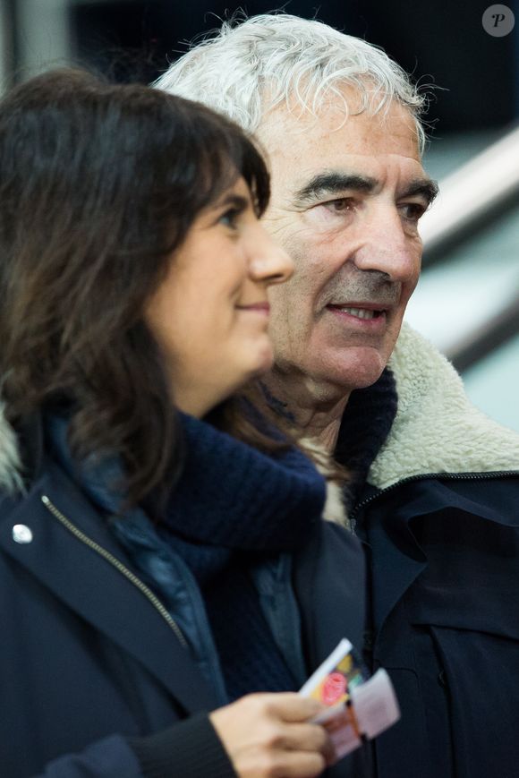 Raymond Domenech et sa compagne Estelle Denis - People au quart de finale de la coupe de la ligue entre le Psg et Guingamp au Parc des Princes à Paris le 9 janvier 2019. Le Psg s'est incliné 2-1.  © Cyril Moreau/Bestimage