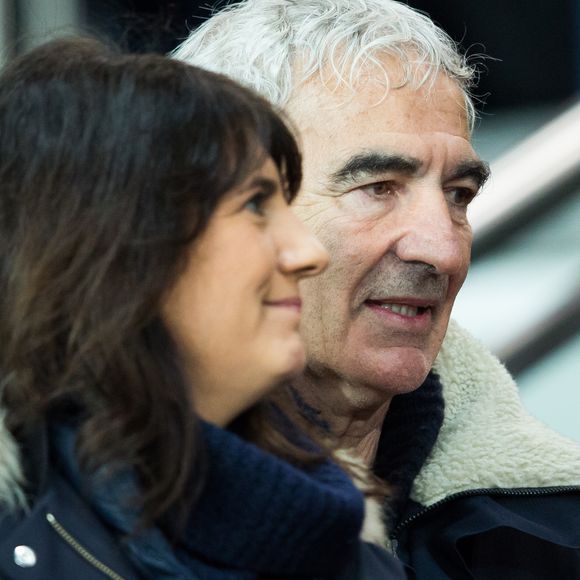 Raymond Domenech et sa compagne Estelle Denis - People au quart de finale de la coupe de la ligue entre le Psg et Guingamp au Parc des Princes à Paris le 9 janvier 2019. Le Psg s'est incliné 2-1.  © Cyril Moreau/Bestimage