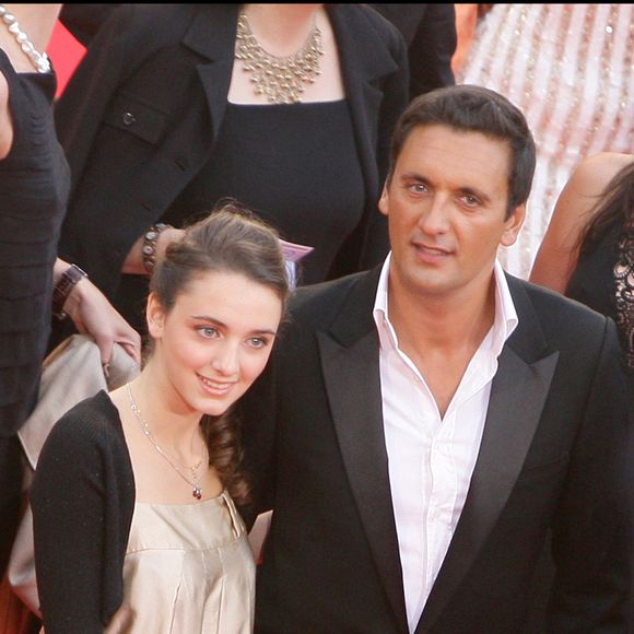 Au même titre que sa fille aînée, Leah, née d'une précédente relation. La jeune femme qui lui ressemble comme deux gouttes d'eau a mis à l'honneur d'innombrables photos souvenirs.

Dany Brillant et sa fille Leah - Montée des marches du film "The Palermo Shooting - le 61ème festival du film de Cannes.