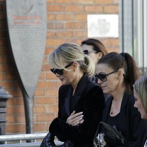 La cérémonie a débuté à 15h30 pour saluer la mémoire de l'actrice des Rivières pourpres.

Laeticia Hallyday - Arrivées aux obsèques de N.Farès en l'église Saint-Jean-de-Montmartre à Paris, le 24 avril 2026. N.Farès est décédée le 17 avril 2026 à l'âge de 57 ans, quelques jours après un "incident cardiaque" survenu le 12 avril 2026 dans la piscine du complexe sportif, Blanche (9ème).
© Jacovides / Borde / Bestimage