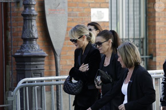 La cérémonie a débuté à 15h30 pour saluer la mémoire de l'actrice des Rivières pourpres.

Laeticia Hallyday - Arrivées aux obsèques de N.Farès en l'église Saint-Jean-de-Montmartre à Paris, le 24 avril 2026. N.Farès est décédée le 17 avril 2026 à l'âge de 57 ans, quelques jours après un "incident cardiaque" survenu le 12 avril 2026 dans la piscine du complexe sportif, Blanche (9ème).
© Jacovides / Borde / Bestimage
