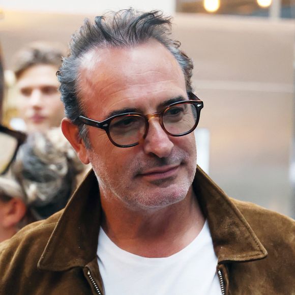 Jean Dujardin - Vernissage de l'exposition photos et du livre "La Boxe fait son cinéma" à l’hôtel Brach à Paris le 23 Septembre 2025. Ces clichés rendent hommage à plus de cinquante acteurs immortalisés dans des scènes où le noble art rencontre le 7ème art. © Denis Guignebourg/Bestimage