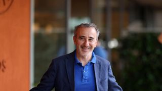 "C’est ça d’être avec une fille plus jeune" : Elie Semoun évoque sa nouvelle paternité à l’âge de 62 ans