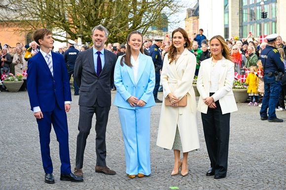 Le roi Frederik et la reine Mary de Danemark et leurs enfants célèbrent le 18ème anniversaire de la princesse Isabella de Danemark à l'Hôtel de Ville d'Aaarhus, le 11 avril 2025. Le prince Christian de Danemark, le prince Vincent de Danemark et la princesse Josephine de Danemark étaient également présents. Backgrid USA / Bestimage