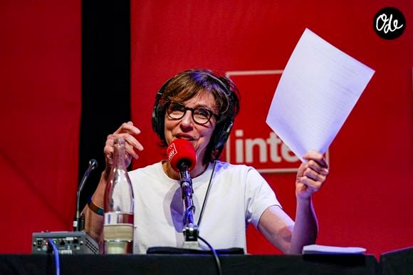 La voix chaleureuse de Rebecca Manzoni de France Inter arrive !

France Inter réalise l'émission "Le Masque et la Plume" de Rebecca Manzoni en direct de la Comédie Odéon lors de la 21ème édition du festival Quais du Polar à Lyon le 04/04/2025. © Sandrine Thesillat/PsNewZ/Bestimage