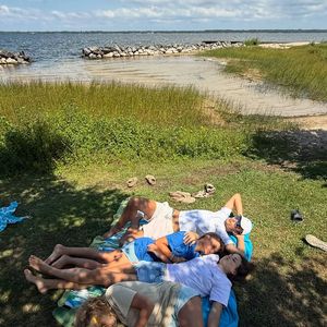 a à coeur de faire partager à leurs enfants des vacances en toute simplicité

Elodie Gossuin en vacances en famille