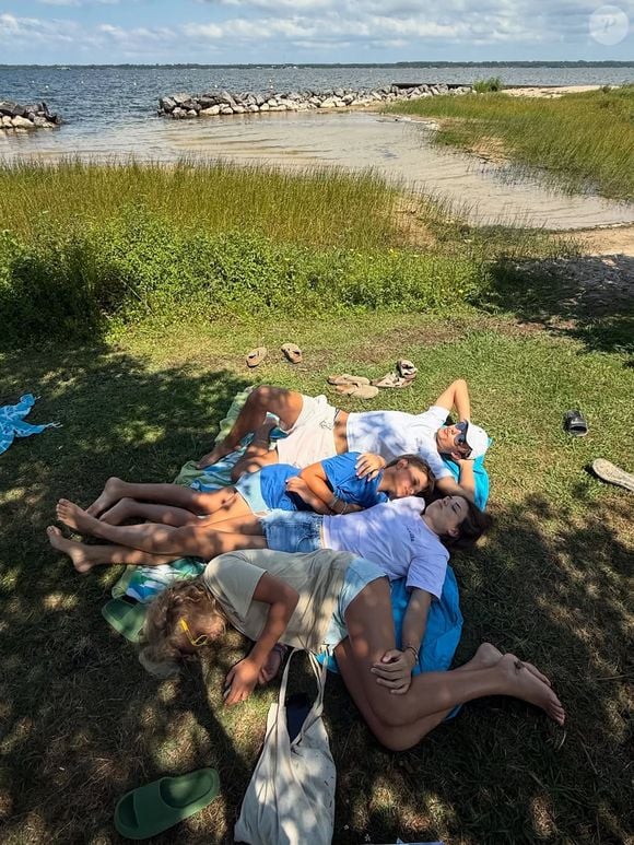 a à coeur de faire partager à leurs enfants des vacances en toute simplicité

Elodie Gossuin en vacances en famille