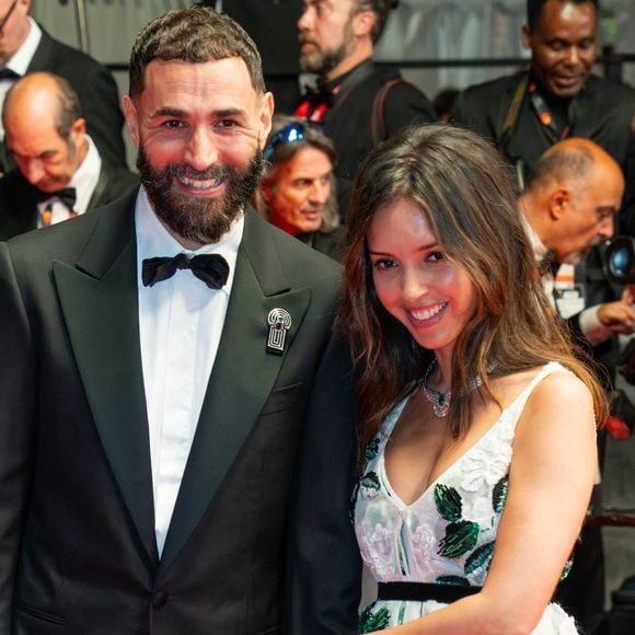 Karim Benzema et sa compagne Lyna Khoudri ont scellé leurs destins

Karim Benzema et sa compagne Lyna Khoudri à la descente des marches du film « 13 jours 13 nuits » lors du 78ème Festival International du Film de Cannes. 
© Backgrid USA/ Bestimage