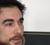 "Depuis que je me suis fait implanter, c'est l'horreur. Je n'arrive plus à manger depuis deux ans et demi maintenant. Je perds tous mes muscles, je ne peux bientôt plus marcher, je n'ai plus de hanches, je n'ai plus de quoi tenir mon dos, mon cou".

Arnaud Denis lors d'un reportage pour C à vous